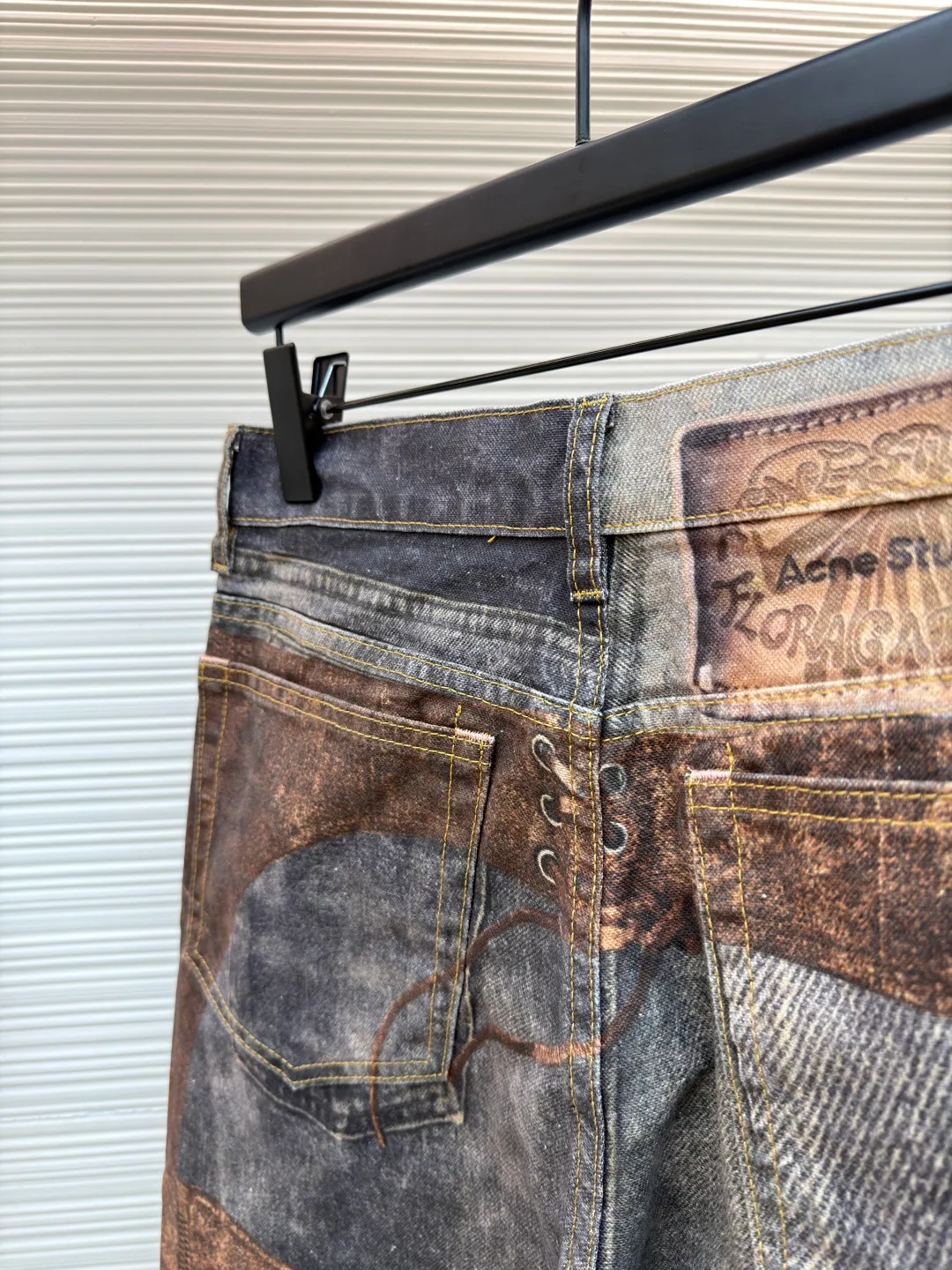Acne Studios 3D trompe l'oeil retro printed jeans ●Original version: Purchased and developed by 4309 ●Item number: 1681025-A80 ●Material: denim fabric ●Technology: distressed print production ●Version: loose fit ●Weight: about 650 grams ●Size: 42-44-46-48-50-52 ●Description: This pair of jeans uses a seasonal "deception" shorts print, made of canvas, with a polished surface and a soft touch. Cut to a regular fit, they have a medium waist and wide, straight legs that flare slightly from the knee. The trompe l'oeil print of distressed denim and retro leather is the core, seamlessly blending the textures and colors of the two materials. The metal buckle on the front adds a cool layer, the zipper and rivet design on the trouser legs hide punk genes, and the lace-up element on the back waist injects a touch of retro romance into the whole. Wear jeans into an artistic piece that can be either salty or sweet. The overall wiring is straight and delicate, the fabric is comfortable and soft, and the color is consistent without color difference. It can be matched with the same style to create a fashionable look and control various occasions. Customized accessories, complete with three standards, same style for men and women!